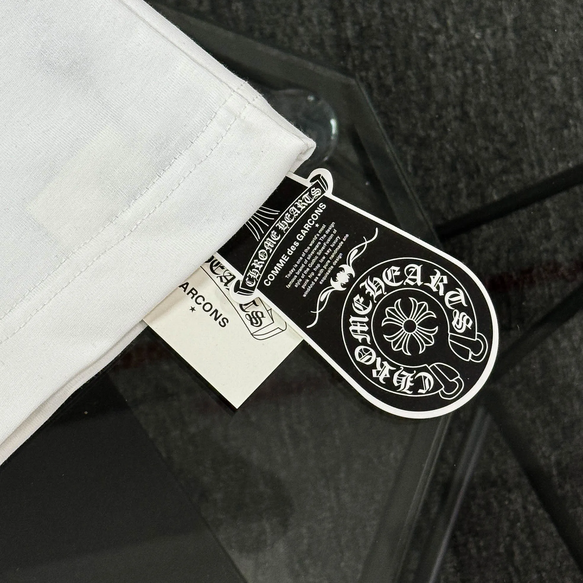 P170 Chrome Hearts Chrome Hearts 25 high-end versions. The fabric is made of 300 grams of high-density pure cotton. It does not deform or shrink. It has three labels. It is the same style for men and women. Technology: Digital printing. Color: White. Black. SIZE: S-XL.